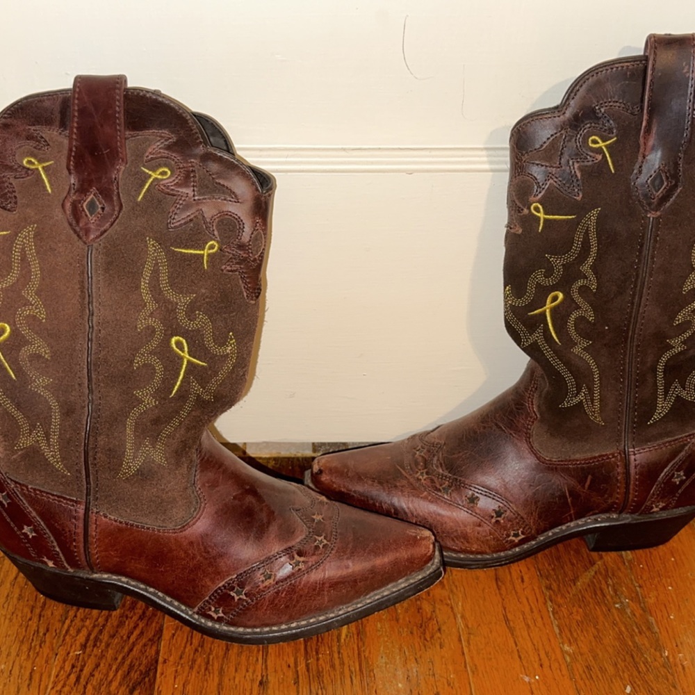 Leather boots with yellow ribbon embroidery